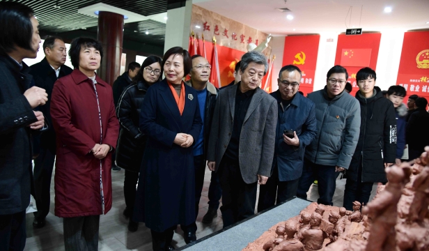 張振?！胺榛鹉甏扁x瓷泥塑藝術展在周口市文化中心展出