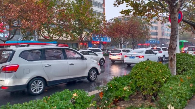 雨中道路擁堵，市民可繞行！