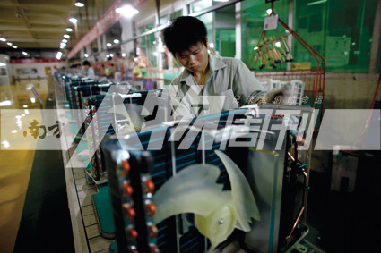 2010年5月10日，珠海格力電器工廠里，工人正在流水線上生產家用空調（方迎忠）